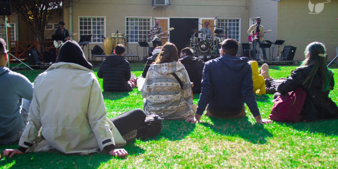 Con un concierto en el jardín de FCP estudiantes recibieron la primavera