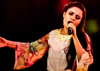 “Con voz de mujer” | LAMARQUE